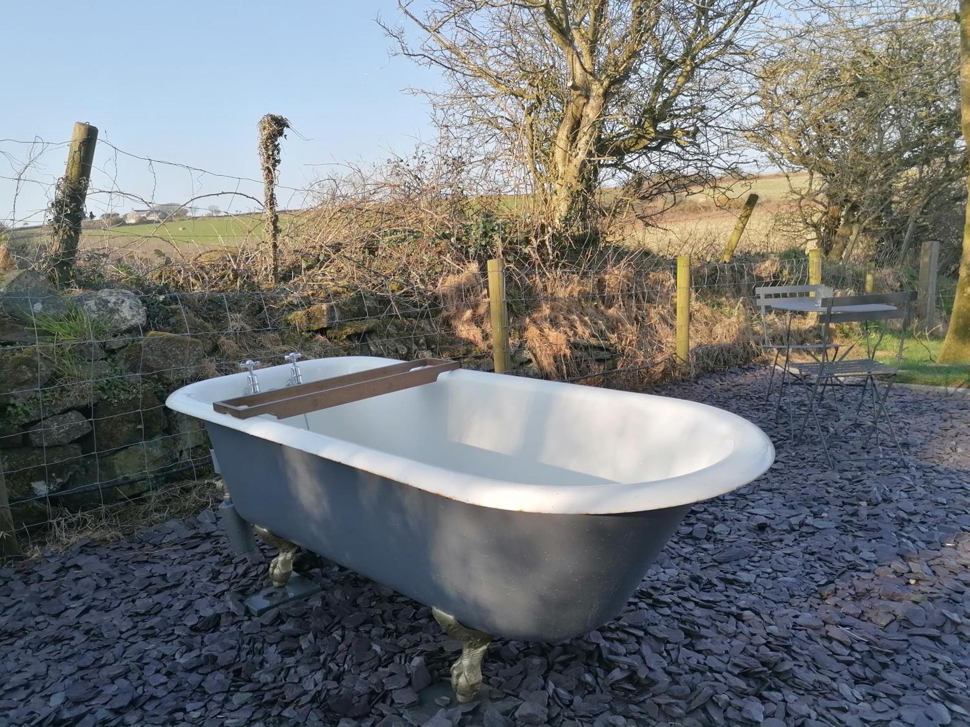 Luxury Shepherd'S Hut On Flower Farm With Outdoor Bath In Mid Cornwall Truro Exterior photo
